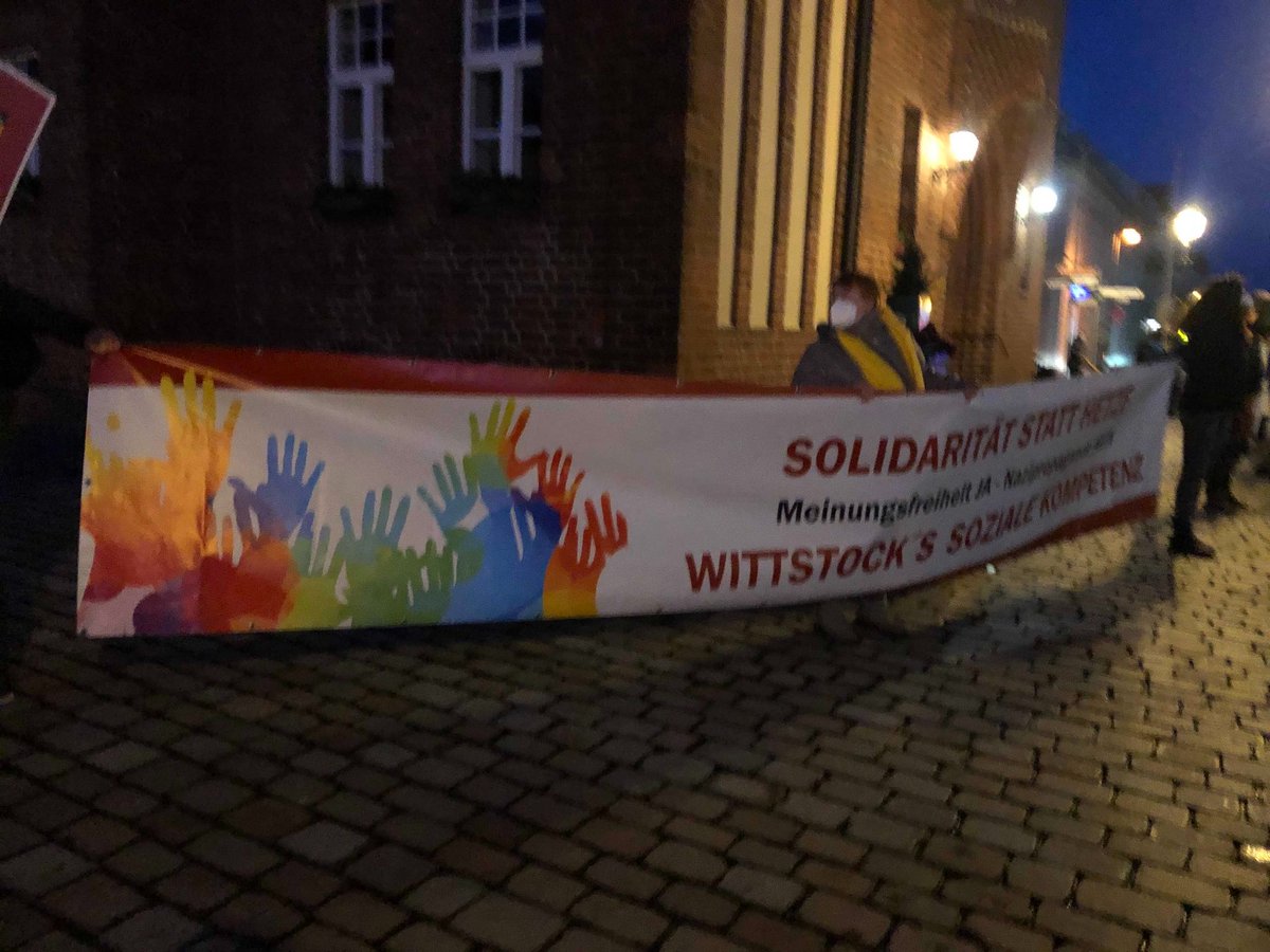 zeigthaltung's tweet photo. Wittstock zeigt Haltung! Rund 100 Menschen haben am Sonnabend in #Wittstock eine Menschenkette gebildet ! Unter ihnen Bürgermeister Jörg Gehrmann. #haltungzeigen #bb1902 #brandenburg #Corona https://t.co/C04sFvHBCL