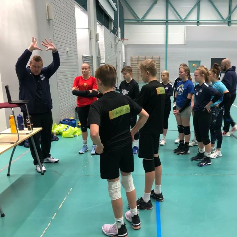 LempoV's tweet photo. Lempo-Volleyn upea passariklinikka keräsi lauantaina yli 20 Lempo-junnua kolmen tunnin treenijaksolle oppimaan uutta passauksen saloista🤩Ekaa kertaa pidetyn klinikan organisoi junnupäällikkö Tuomas ja nautittiin liigatason videokoosteistakin💪Kiitos osallistuneille! #lentopallo https://t.co/YL7QtELLsB