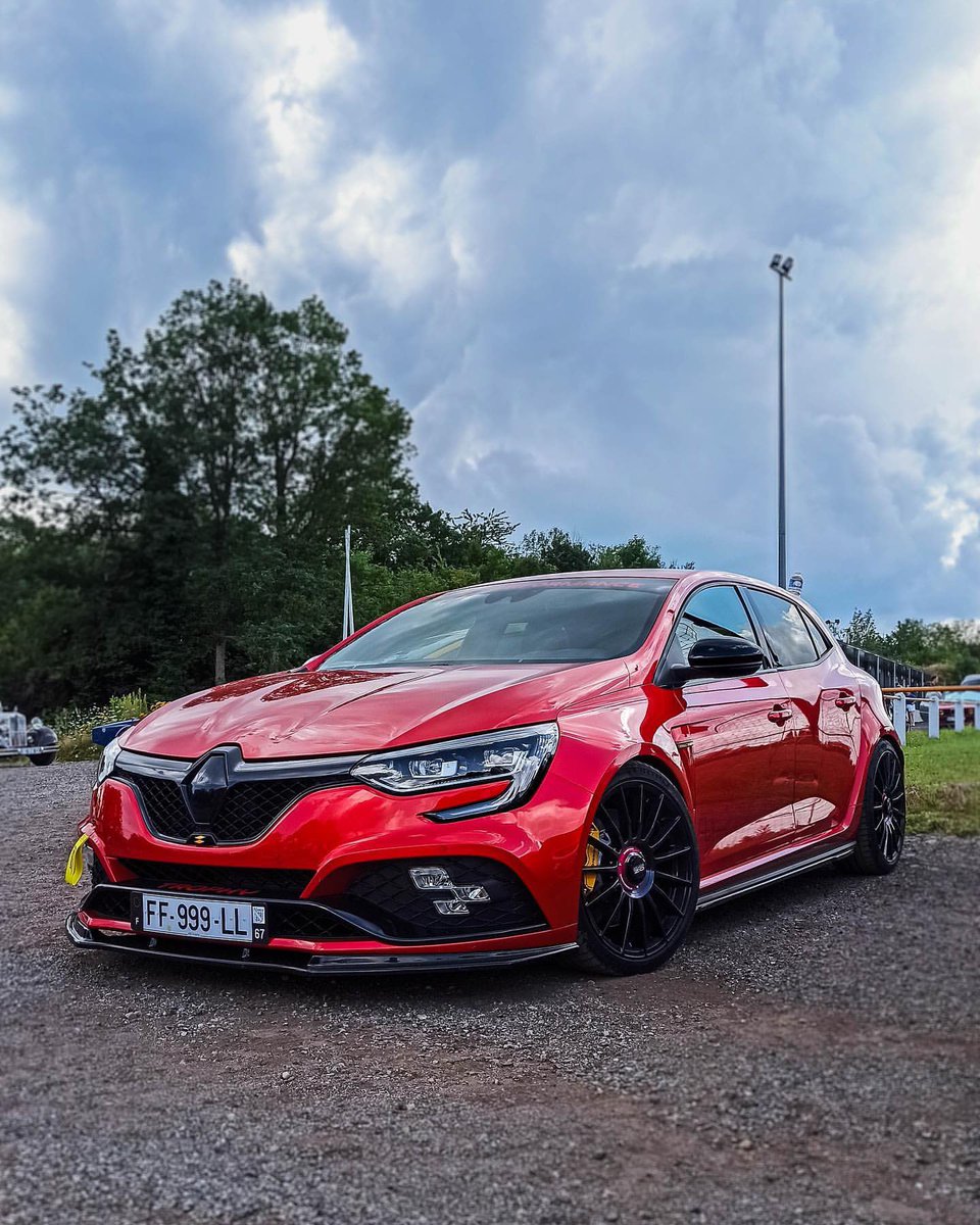 carpxrnpicx's tweet photo. Megane RS https://t.co/k8eMh6t2BX
