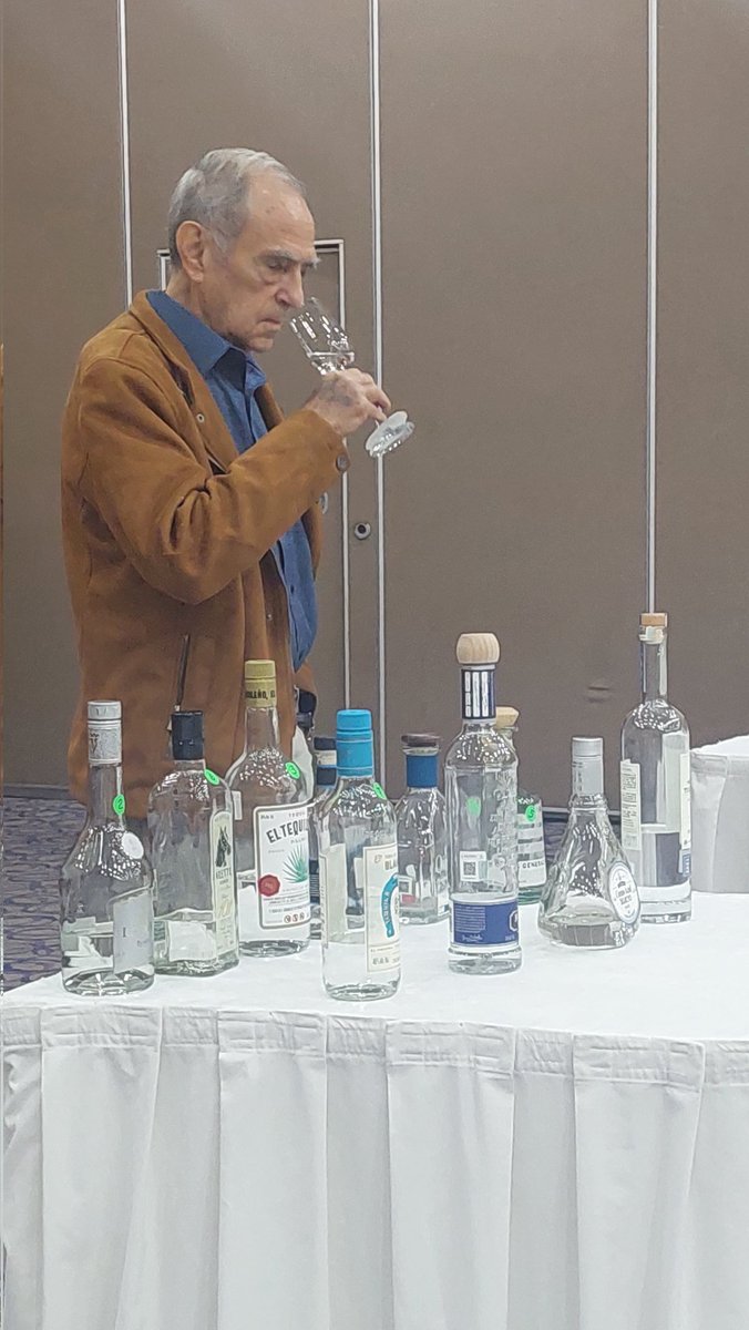 sobre los resultados de la cata a ciegas de tequilas blancos les puedo decir que el ganador fue Tequila 8. Aqui con mi maestro Franz Hajnal