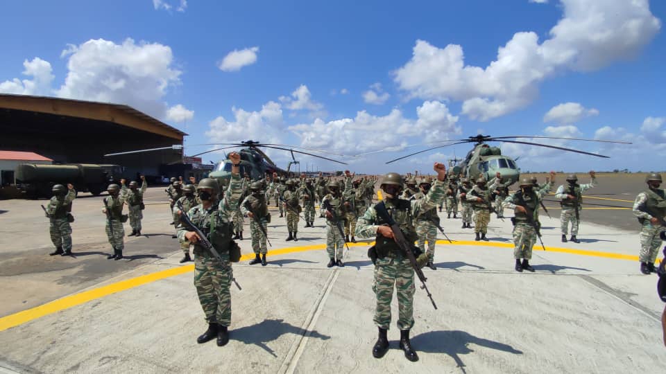 Milicia_ve's tweet photo. En el Marco de la Operación "Vuelvan Caras". Se realiza el despliegue operativo y movilización, en la Base Aérea "TCNEL TEÓFILO MENDEZ". Ubicada en Pto. Ordaz, Edo. Bolívar. Con todos los MM de la ZODI 62 BOLÍVAR y ser desplegados hasta la población de Guasdualito, Edo. Apure. https://t.co/D72pPUt4ly
