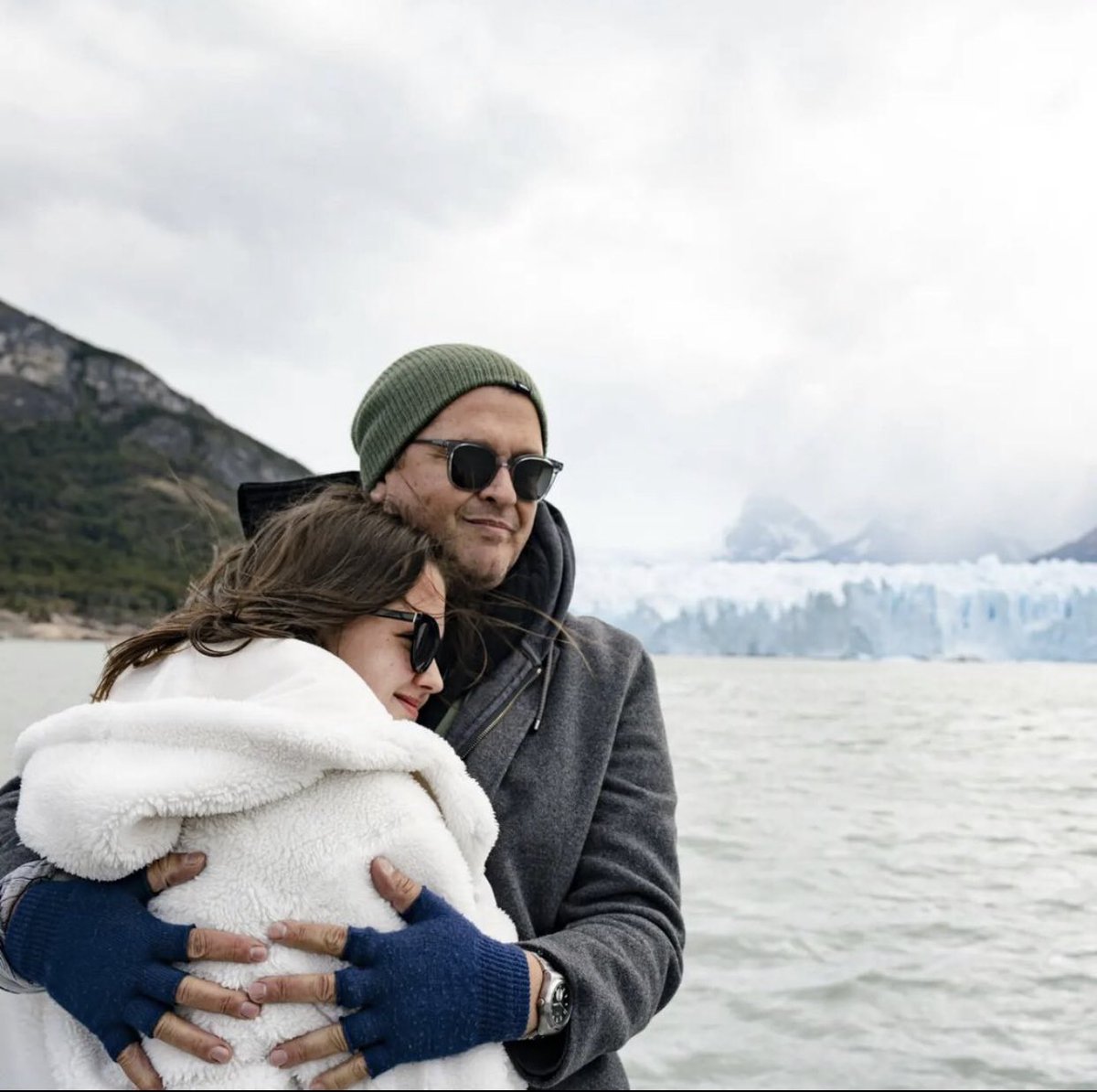FiestadelLago's tweet photo. ¡@carlosvives ya se encuentra en El Calafate! ❤️🇦🇷

 Todo listo para #disfrutar un show inédito esta noche en la #FNDL2022 https://t.co/ZHqQU1GCft