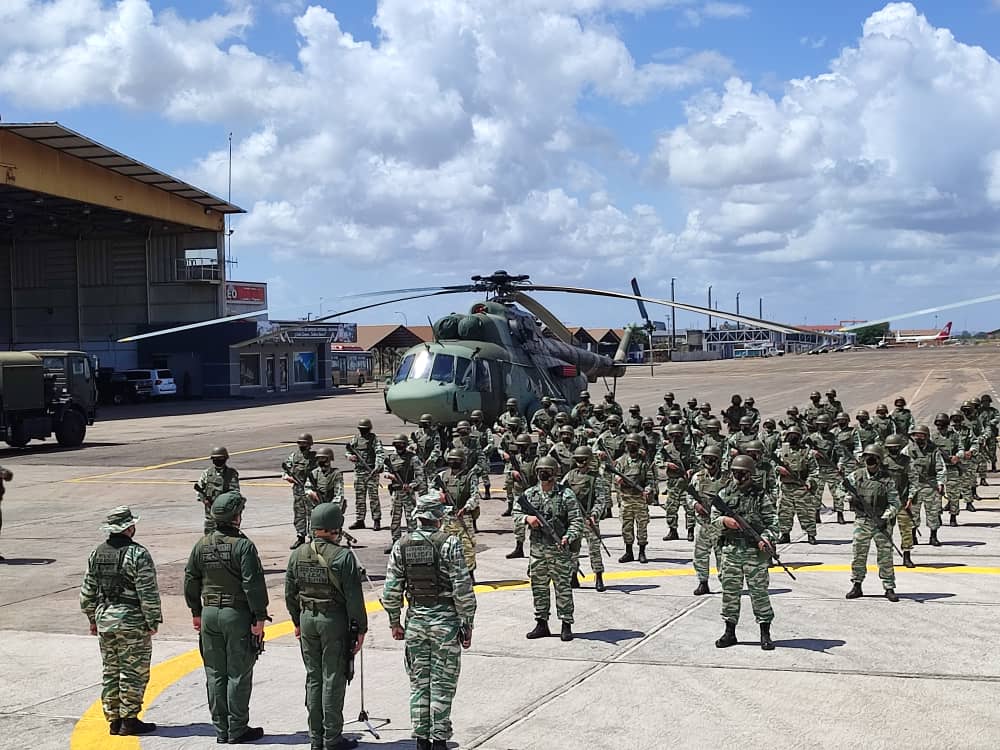 Milicia_ve's tweet photo. En el Marco de la Operación "Vuelvan Caras". Se realiza el despliegue operativo y movilización, en la Base Aérea "TCNEL TEÓFILO MENDEZ". Ubicada en Pto. Ordaz, Edo. Bolívar. Con todos los MM de la ZODI 62 BOLÍVAR y ser desplegados hasta la población de Guasdualito, Edo. Apure. https://t.co/D72pPUt4ly