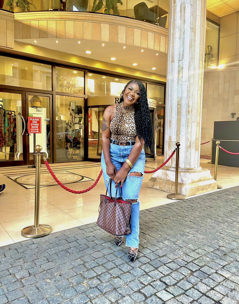 1Masterqueen's tweet photo. The purpose of our lives is to be happy and I’m glad that I’m in a HAPPY Place RN💫
#newhairdo #liberiangirl #hapinessishere
Glam hair @the_spa_by_rgh https://t.co/6zh6emrH5V