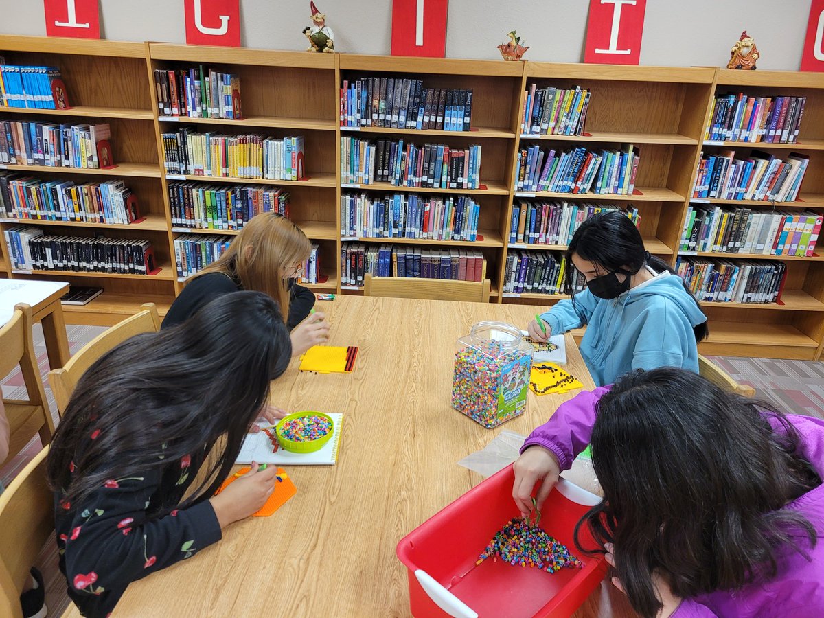Library_EMMS's tweet image. They say coming to the library for makerspaces is FUN and RELAXING.  That&apos;s the way it should be! @jguerra_EMMS @Team_EMMS @anglozoya @cisdinsttech