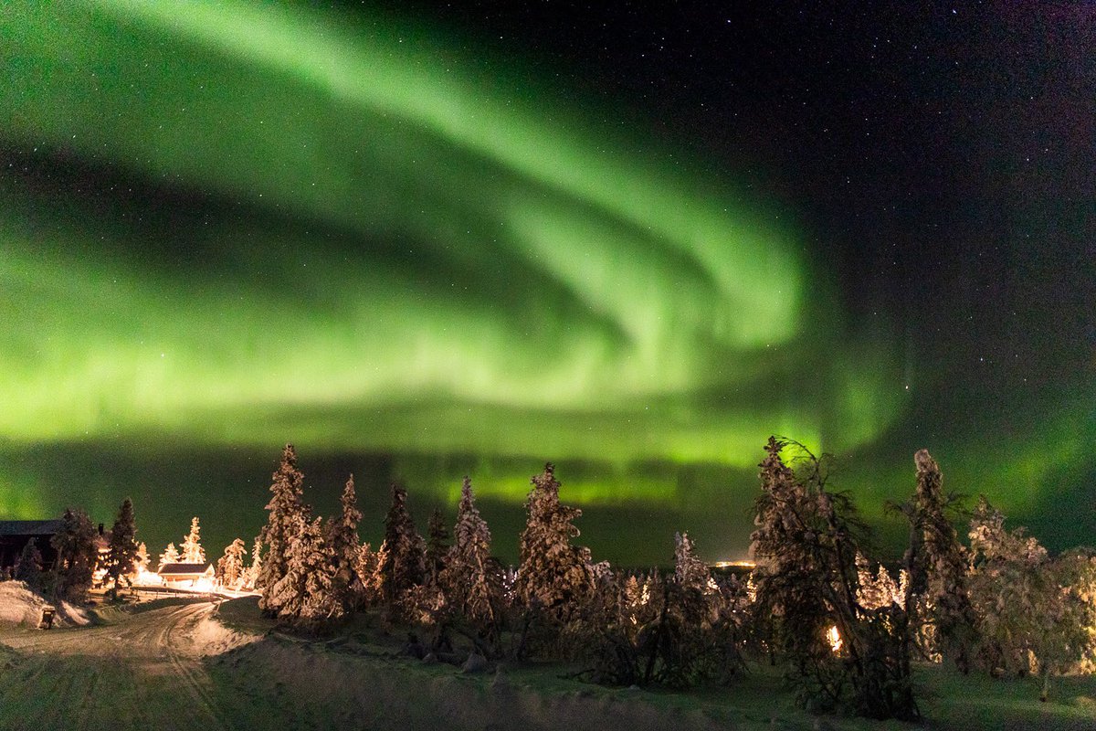 Utsunkutsu4's tweet photo. Luxury of Lappland #AuroraBorealis #levinsky https://t.co/ne9FKgQPdR