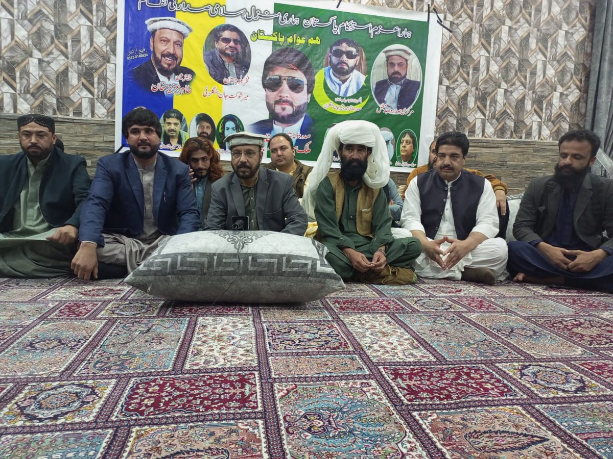 HumAwam01's tweet photo. بانی وچیئرمین ہم عوام پاکستان پارٹی کادورہ بلوچستان۔مرکزی نائب صدر صدیق بڑیج،صوبائی صدرسیف اللّه خان اورمقامی عمائدین نے پرتپاک استقبال کیا۔ہم عوام پاکستان پارٹی کے پیغام پر تفصیلی بات چیت۔شرکا نے چیئرمین طاہرعزیزخان کی آواز پرلبیک کہااور ہر سطح پر ساتھ چلنے کی یقین دہانی کروائی https://t.co/81pdQfjQvs