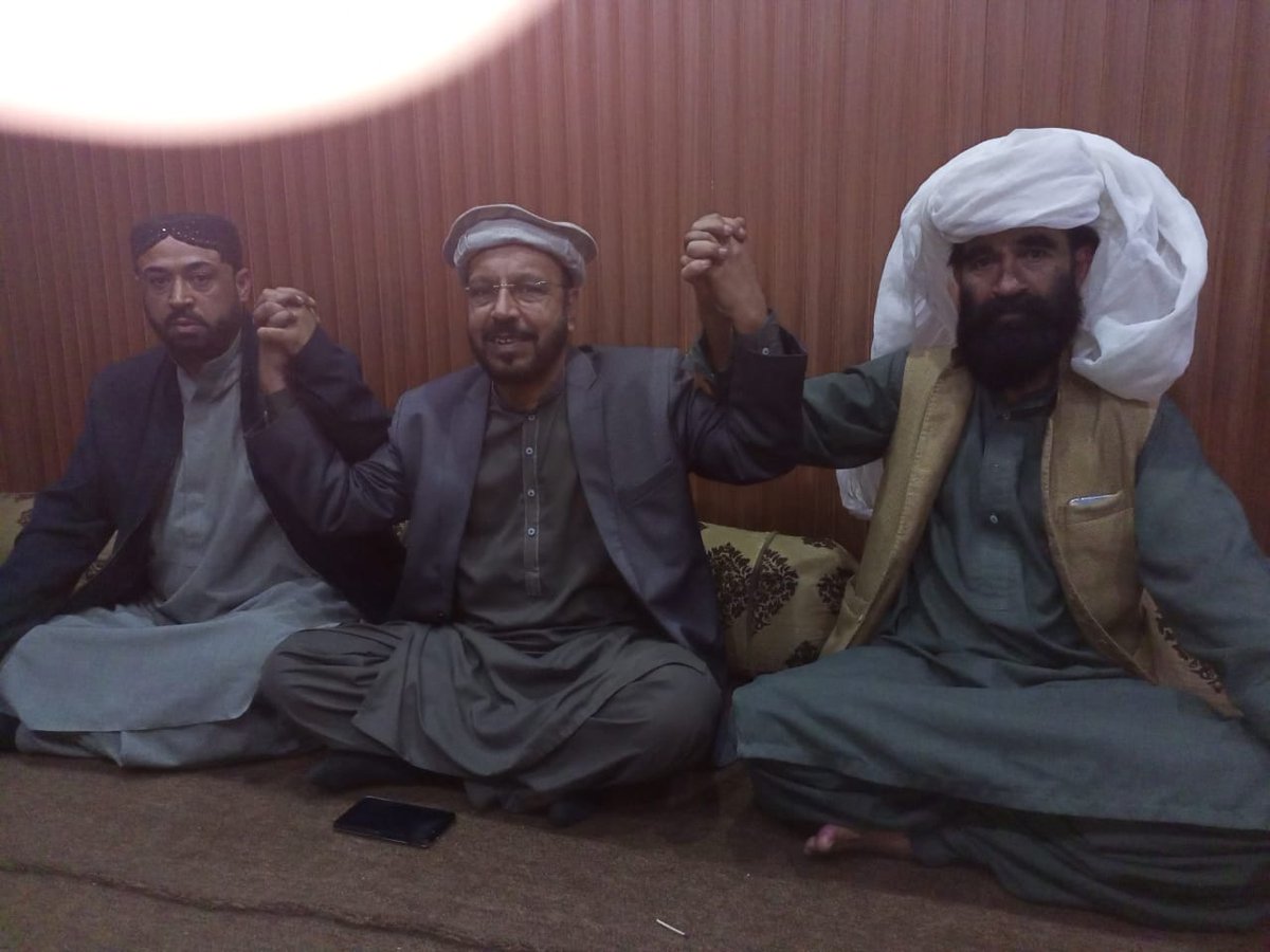 HumAwam01's tweet photo. بانی وچیئرمین ہم عوام پاکستان پارٹی کادورہ بلوچستان۔مرکزی نائب صدر صدیق بڑیج،صوبائی صدرسیف اللّه خان اورمقامی عمائدین نے پرتپاک استقبال کیا۔ہم عوام پاکستان پارٹی کے پیغام پر تفصیلی بات چیت۔شرکا نے چیئرمین طاہرعزیزخان کی آواز پرلبیک کہااور ہر سطح پر ساتھ چلنے کی یقین دہانی کروائی https://t.co/81pdQfjQvs