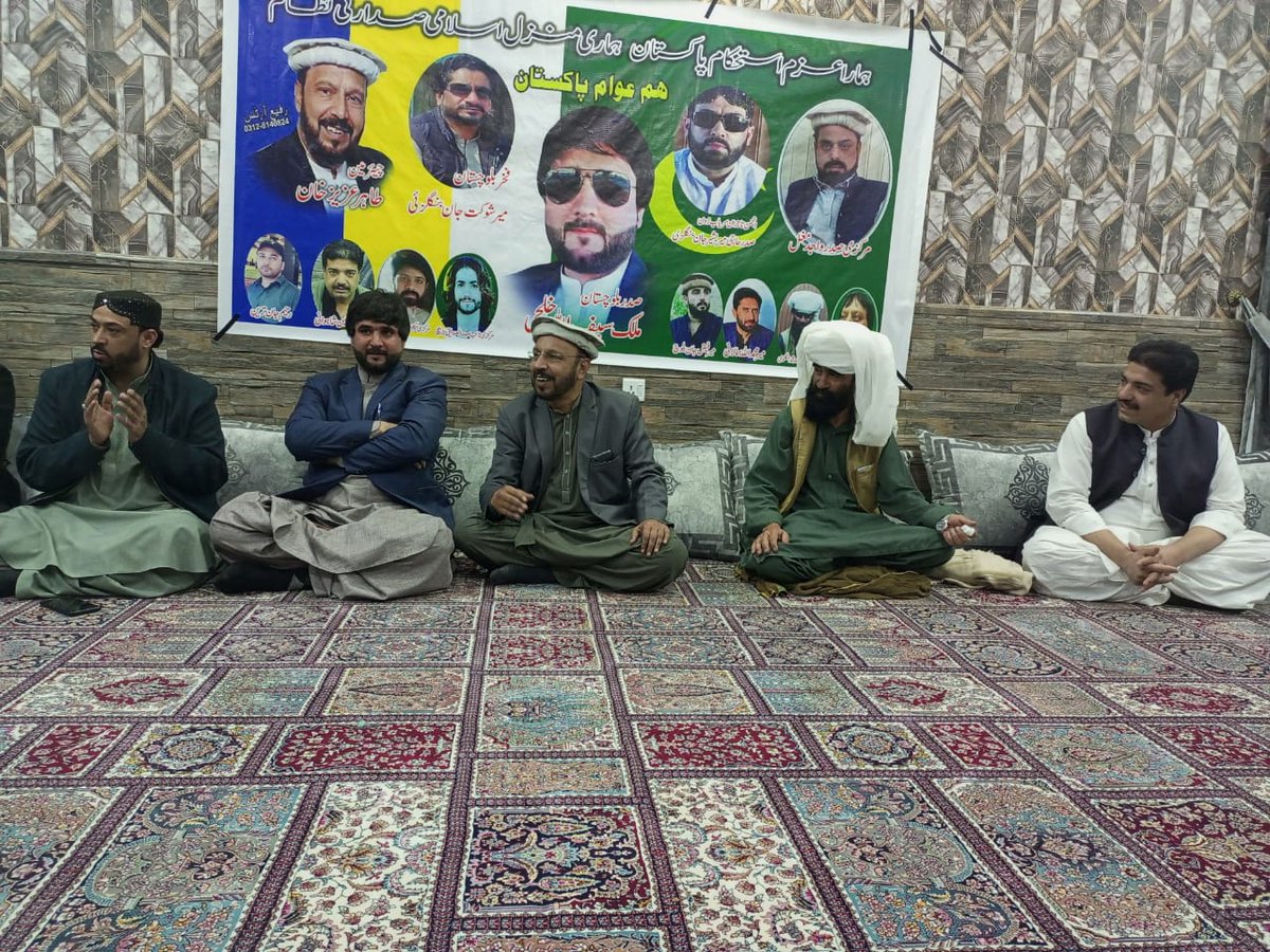 HumAwam01's tweet photo. بانی وچیئرمین ہم عوام پاکستان پارٹی کادورہ بلوچستان۔مرکزی نائب صدر صدیق بڑیج،صوبائی صدرسیف اللّه خان اورمقامی عمائدین نے پرتپاک استقبال کیا۔ہم عوام پاکستان پارٹی کے پیغام پر تفصیلی بات چیت۔شرکا نے چیئرمین طاہرعزیزخان کی آواز پرلبیک کہااور ہر سطح پر ساتھ چلنے کی یقین دہانی کروائی https://t.co/81pdQfjQvs