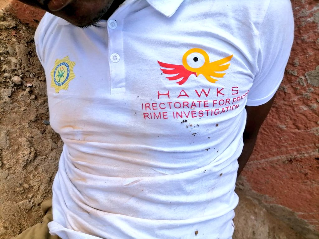AlexReporterZA's tweet image. BREAKING: Hawks have arrested two police officers from Crime Intelligence Unit and bogus Hawks officials in Pretoria. A police shoot-out left one suspect in hospital. They were intercepted planning to commit armed robbery #FakeHawks