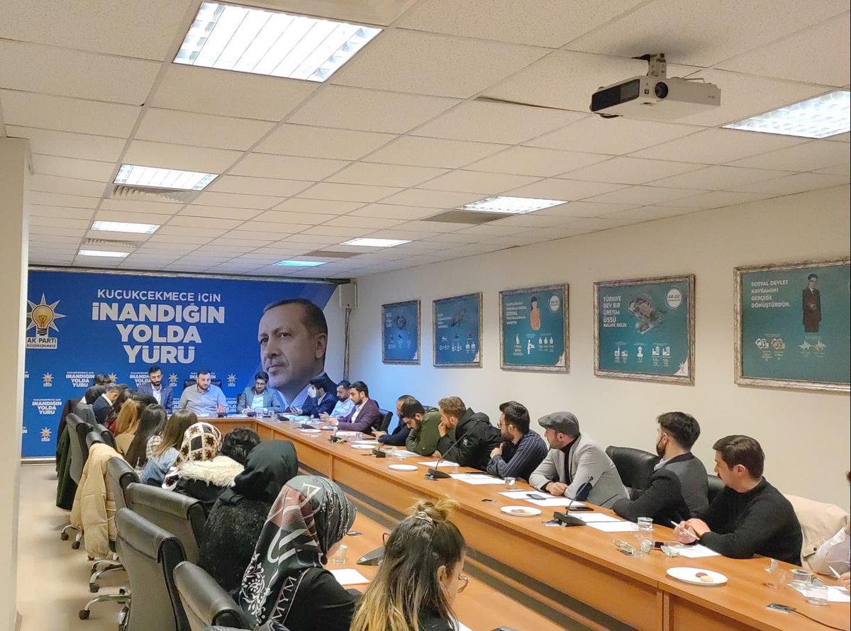 OsmanTomakin's tweet photo. 📍 Küçükçekmece

Davasına gönül vermiş teşkilat mensuplarımızla birlikte, ilçe yönetim kurulu toplantımızı gerçekleştirdik. Teşkilatımızın gayretli çalışmaları sayesinde 2023 seçimlerine hazırız 💪🏻 https://t.co/ff7aMQQXZf