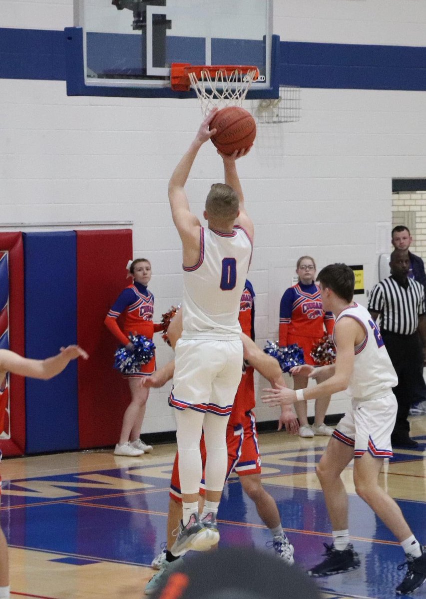 sportsinkansas's tweet photo. Last night Ellinwood’s Britton Dutton surpassed Todd Robins mark of 1390 career points that was set in 1986. Britton also holds the single game record of 48. Just a junior.
#sportsinkansas https://t.co/drnzSroBCU