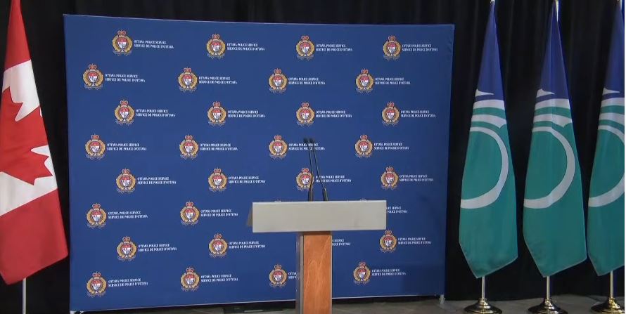 Quadforce's tweet image. Remarqué les drapeaux à droite... les trois drapeaux de la ville d'Ottawa. Le forum économique mondiale qui installe une image subliminale. Épouvantable.