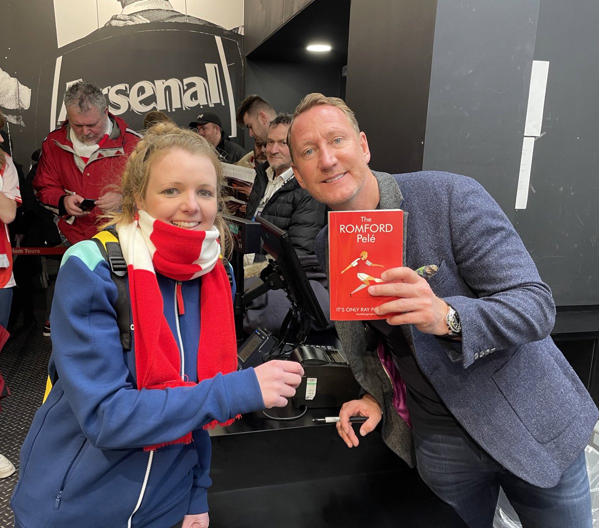 hannahvaughan10's tweet photo. To top the day off I got to meet Ray Parlour again 😁😁 #classguy #afc #INVINCIBLE #COYG #arsenal #romfordpele https://t.co/c5RN7QbpIs
