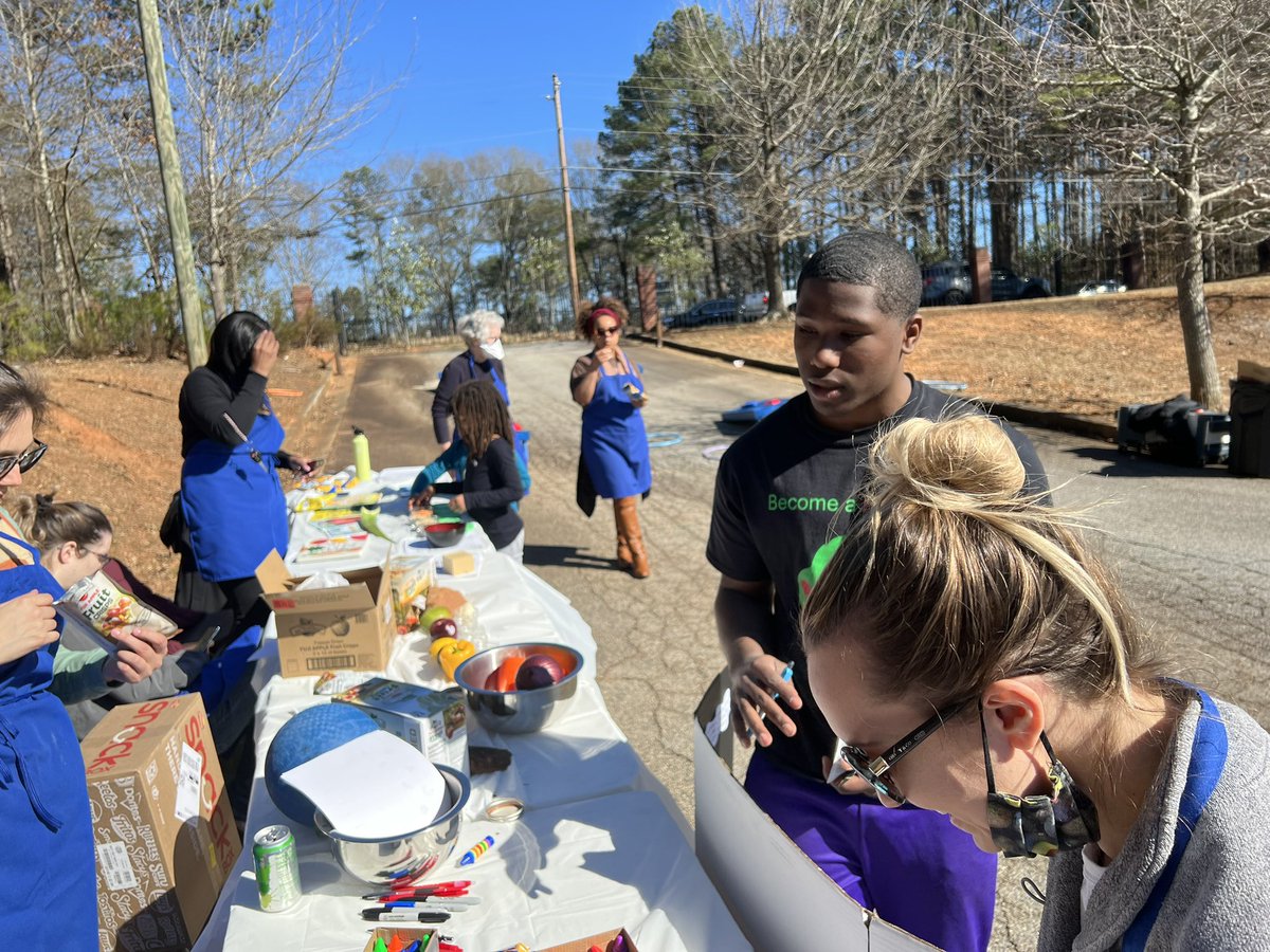 latishabgray's tweet photo. Soaked up some Vitamin D and shared some healthy eating tips today at the @biblewayatlanta health festival with other committed @jlatlanta Provisionals. #JLAServes #JuniorLeague https://t.co/Y6HT83ebft