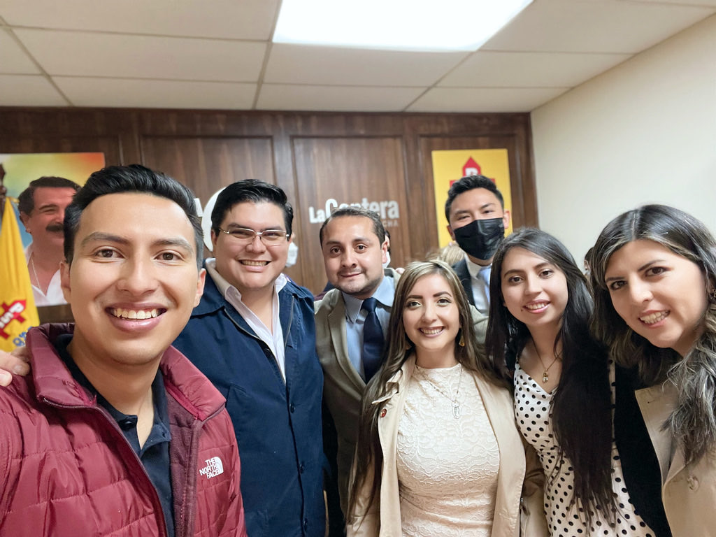 MarcoCastilloEC's tweet photo. Felicito a @jorgesimbanaEc, nuevo presidente provincial de @Juventud6EC en #Pichincha; el trabajo en equipo y el desarrollo de nueva militancia joven en todos los cantones serán los aspectos clave de la gestión de Jorge y la de su equipo. 

@J6Pichincha #ProgresoEnLibertad 🇪🇨 https://t.co/rWiPb69OyL