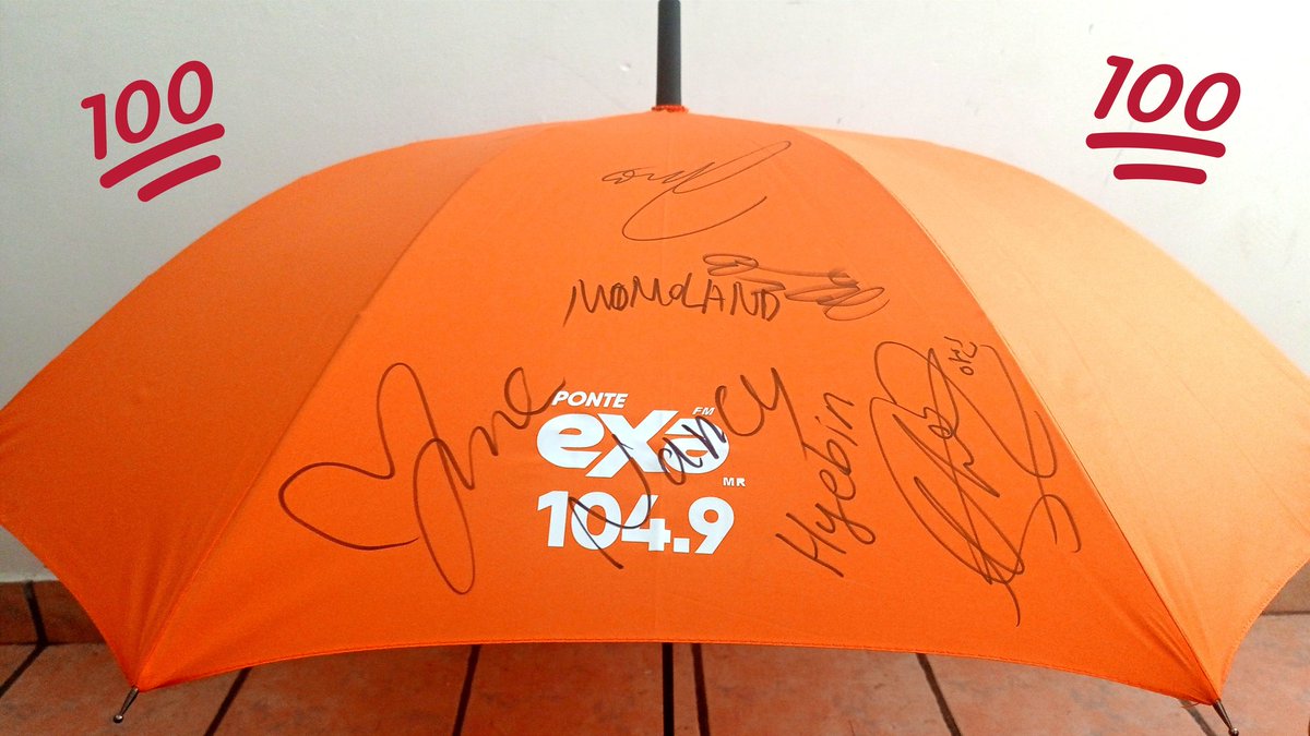al_midoriya's tweet photo. Muchas gracias @ExaFM por este maravilloso regalo, no solo lo usó una de las chicas de @MMLD_Official sino que también lo firmaron ❤️ #MOMOLANDenExa https://t.co/6RAHh9owg0