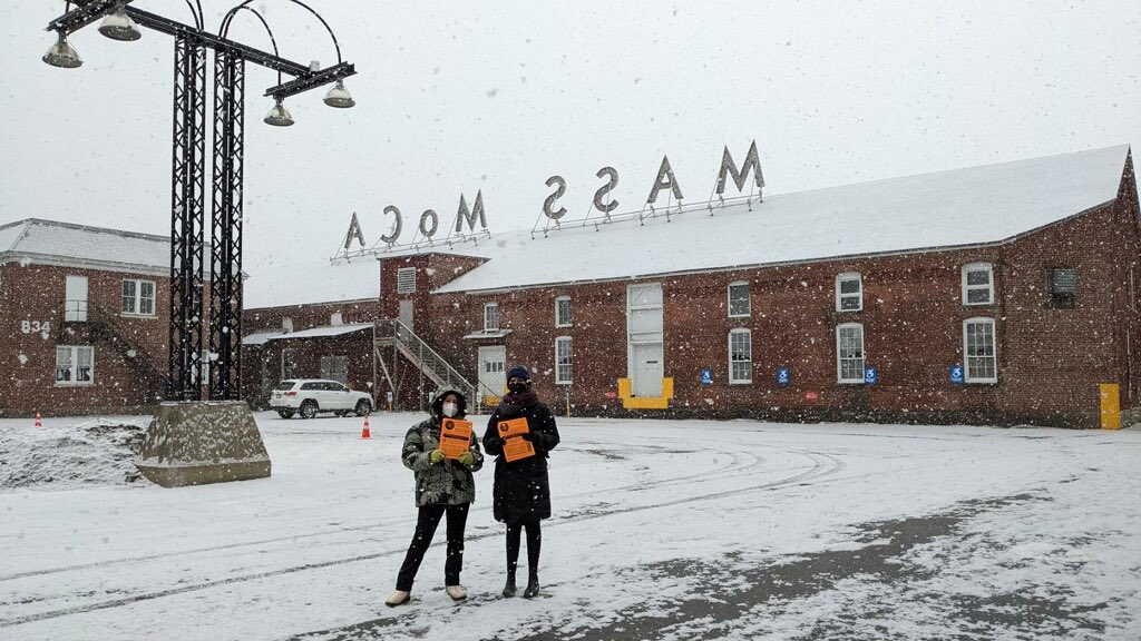 UnionMaida's tweet photo. Snow didn’t stop #MassMoCAUnion from letting visitors know that museum staff need a living wage @Local2110UAW @mfaunion @GMU_2110 @mainepmaunion @UAWRegion9A @bkmuseumunion @UAW @SIASUnion @MoMA_Local2110 @hcpunion @flcunion @BAM_union @BlueSchoolUnion https://t.co/7GPXrL3mSg