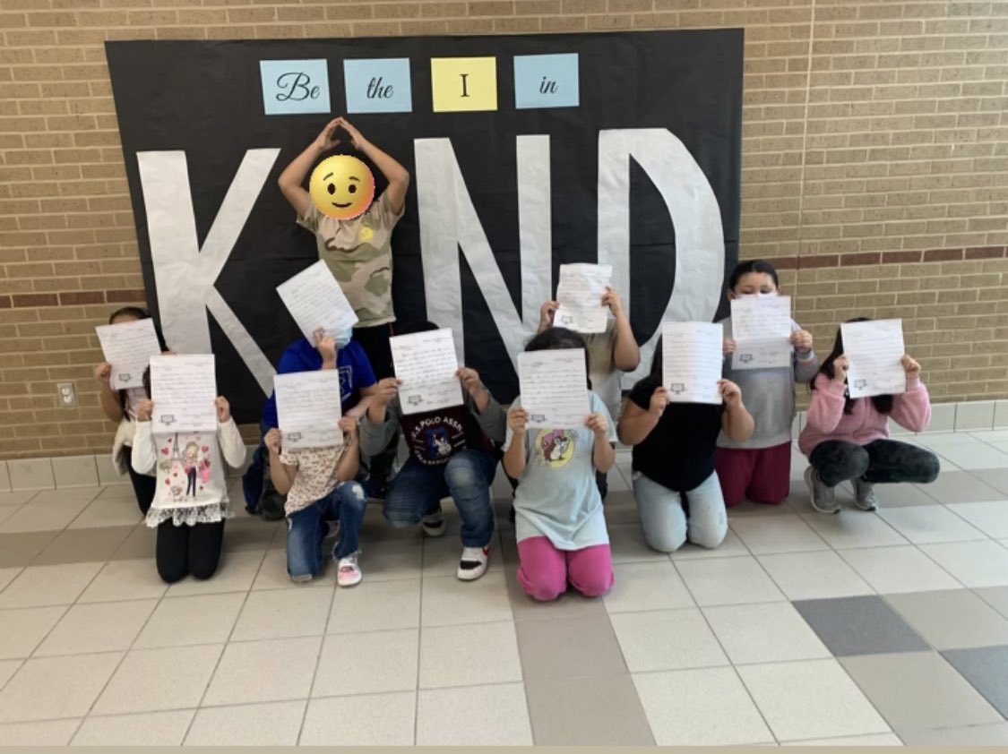 Jaleman_84's tweet photo. #kindnessweek was great at #vegaelem! Had daily kindness challenges and watched as our kindness chains grew throughout the week.  #mymisd @MISD_Counselors https://t.co/AThdJ7QKtb