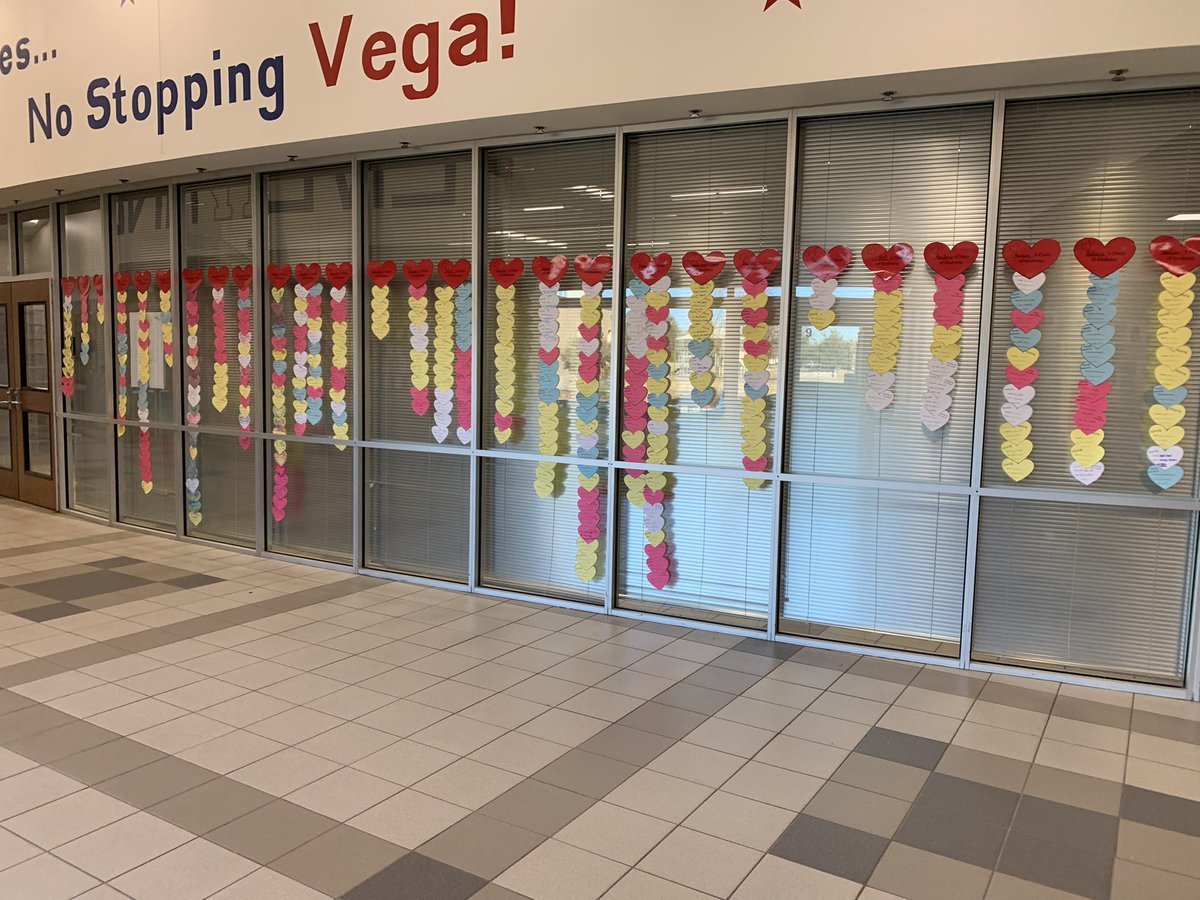 Jaleman_84's tweet photo. #kindnessweek was great at #vegaelem! Had daily kindness challenges and watched as our kindness chains grew throughout the week.  #mymisd @MISD_Counselors https://t.co/AThdJ7QKtb