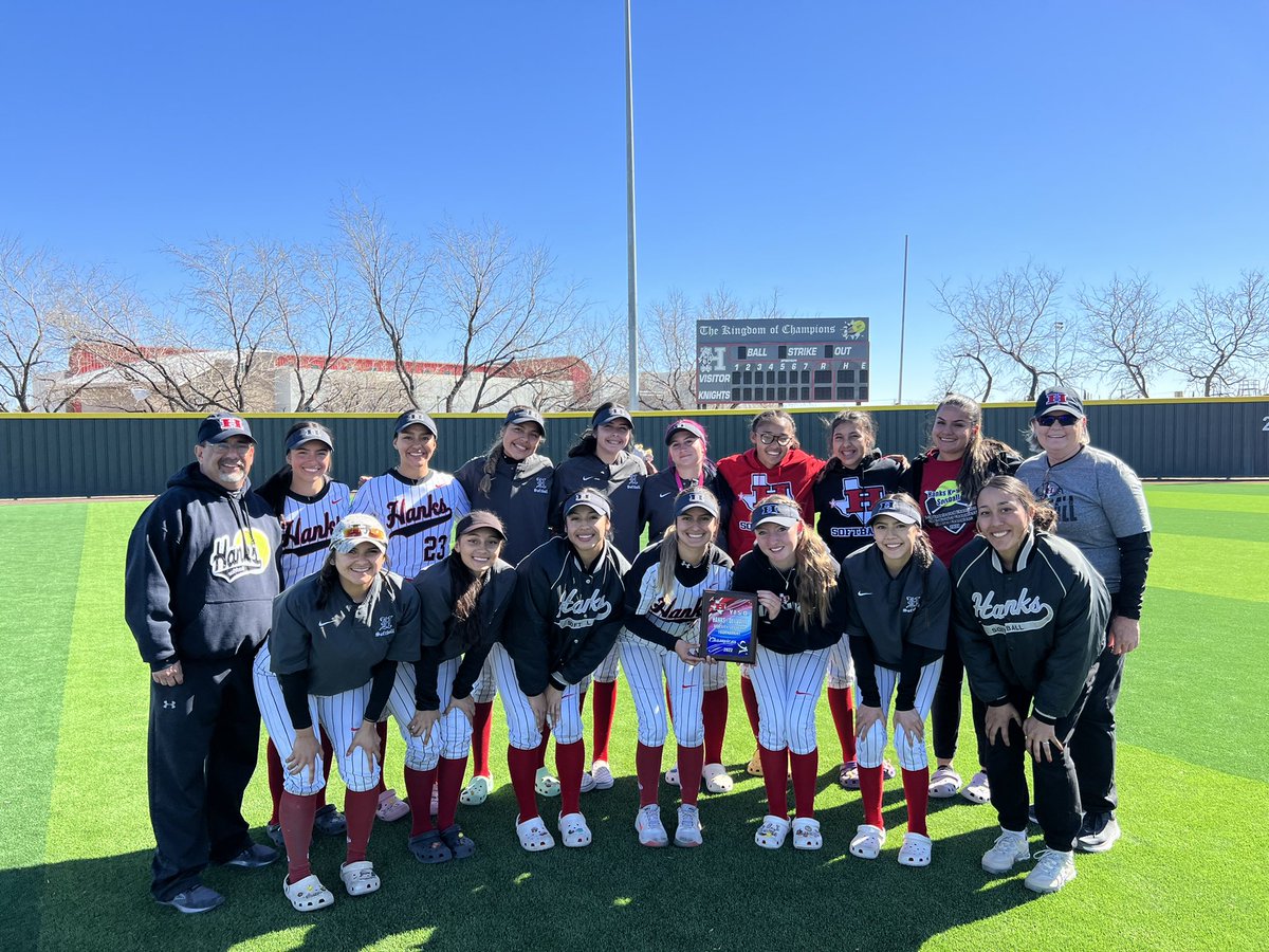 HanksSBBooster's tweet photo. Hanks/Del Valle Tournament Undefeated Champions @HanksSoftball 6-0
Congratulations!! https://t.co/IBx7thkTde