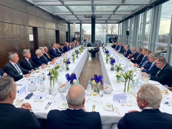 KvanOosterom's tweet photo. What is wrong with this picture of the Munich Security Conference CEO lunch? 
Photo via @RupertStone83 https://t.co/yBMhHcQjM3