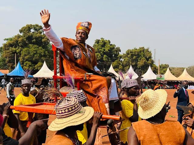 AfricaFactsZone's tweet photo. An old kingdom in South Sudan was restored on February 9, 2022, 117 years after the death of its last King.

King Gbudue was killed by British officers in 1905. His great-grandson, Atoroba Rikito Gbudue is the new King of Azande.

Azande people are also found in CAR and DR Congo. https://t.co/vPJbxKPRw2