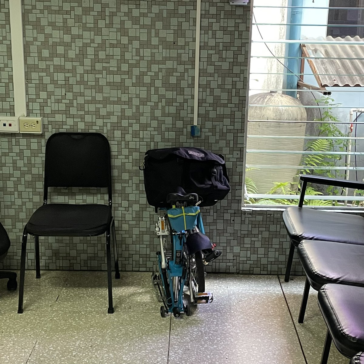 Ecociclista's tweet photo. En una #biciplegable se puede ir a un restaurante, viajar en bus, ir a votar e ir por la tercera dosis 💉.
#brompton #bromptonbicycle #bici #ciclismourbano https://t.co/l7cKTwzyjF