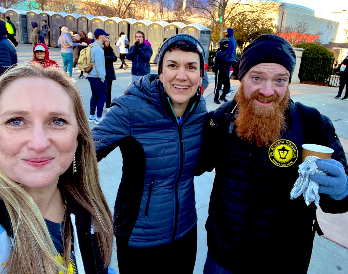 EmLeatherbarrow's tweet photo. Today, we hosted another incredible @ATLmission 5k!!! Raised over $375,000 to transform the lives of those facing homelessness! 💛 Praise God!! #ATLMission5k #RunInTheCold https://t.co/QCpwURCEki