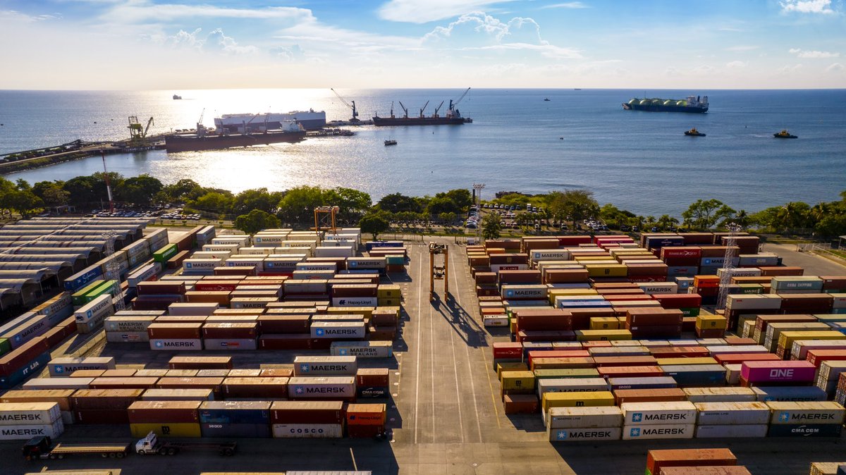 PresidenciaSV's tweet photo. Durante el mes de enero de 2022, las exportaciones crecieron un 13% en comparación al mismo periodo del año pasado.

El crecimiento económico del 10.3% en el año 2021 fue histórico, por primera vez El Salvador creció en dos dígitos. https://t.co/noQfOsFY0u