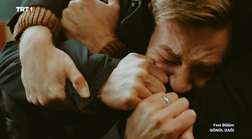 va_vey_la's tweet photo. Normalde takip ettiğim diziye yeni sezonlarında yeni karakter girmesini hiç istemem hiç de sevmem ama sen iyi ki geldin be #SerkanKuru. Çok yakıştın #GönülDağı'na...
#SemihErtürk #SerkanKuru #KalbiminSesi https://t.co/q7UdB5jCxU