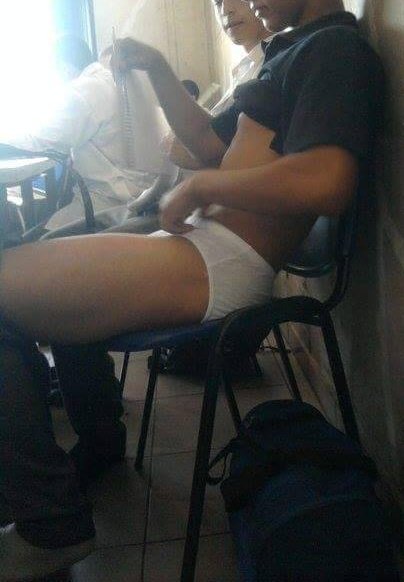 SaggingMen's tweet photo. Se bajó los pantalones en la clase 👀🔥 https://t.co/eP1jeLSUtL