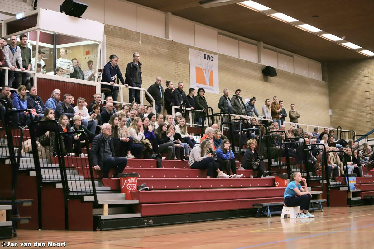 vandennoortj's tweet photo. Foto's met publiek van @rivorijssen D1 - @Krekkers D1.
Hoe leuk is dat!
Morgen op @VizierOpVolley https://t.co/6hFNsRzPUs