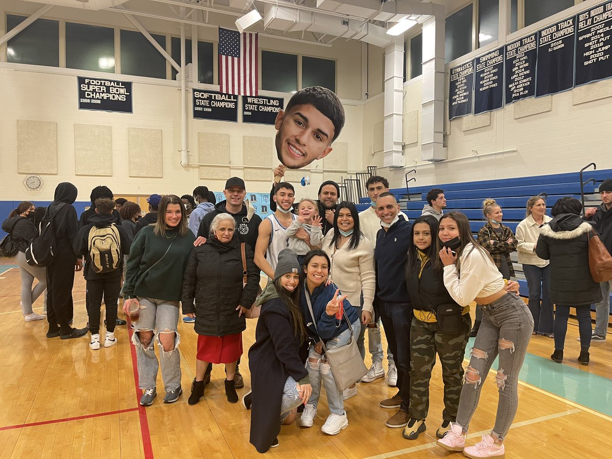 gendrian16's tweet photo. Thanks to everyone who came to support @dr3_tor and teammates on their senior night. #memorabletime https://t.co/A45u9ElbLn