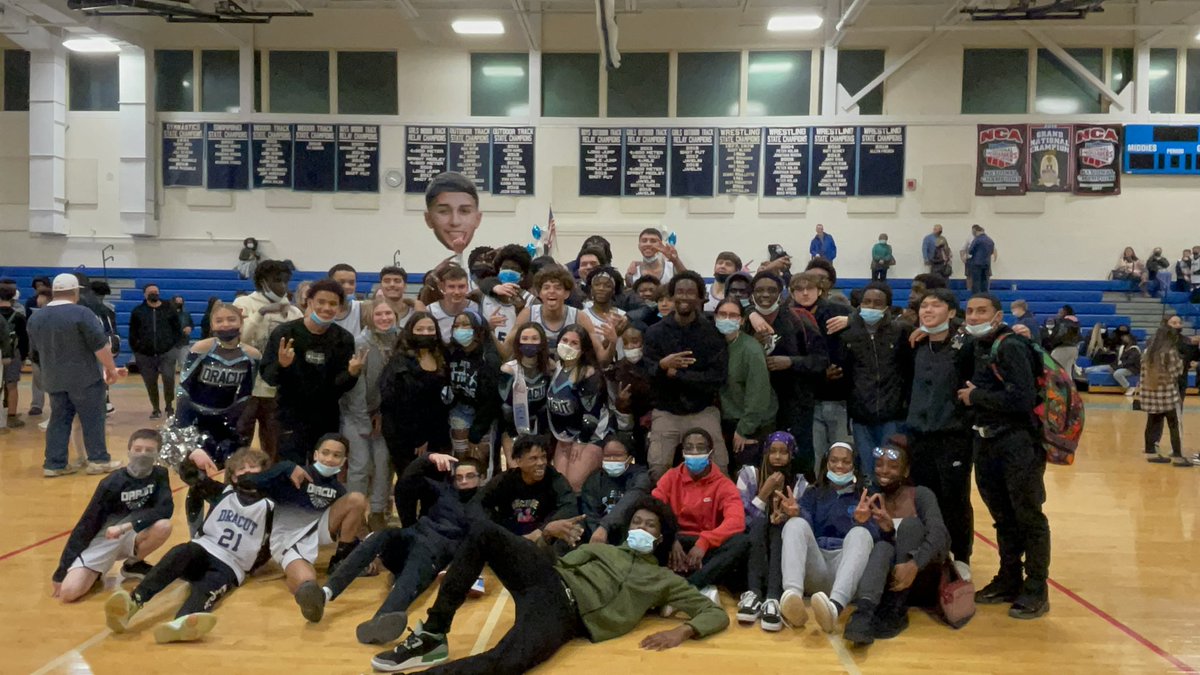 gendrian16's tweet photo. Thanks to everyone who came to support @dr3_tor and teammates on their senior night. #memorabletime https://t.co/A45u9ElbLn