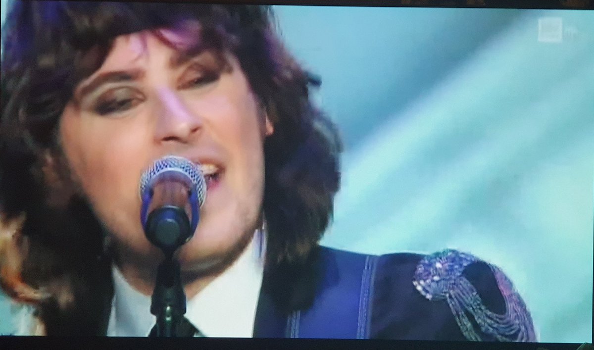 Ascanio70's tweet photo. Bella questa canzone di @albertofortis e @scialpi a #UnaVocePerSanMarino https://t.co/lvVpoWlZjR