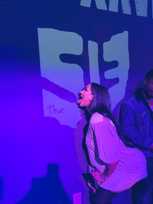 What else would you do besides this pose? 😂👄🍆 https://t.co/taEZjKUjTx