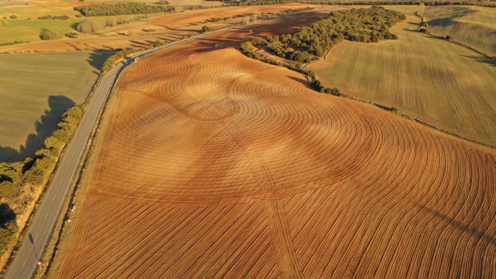 Plantación de viñedo por Keyline en el Proyecto Basajaun de VItis Navarra.
Con esta técnica buscamos maximizar al aprovechamiento del agua de lluvia y minimizar la erosión del suelo.