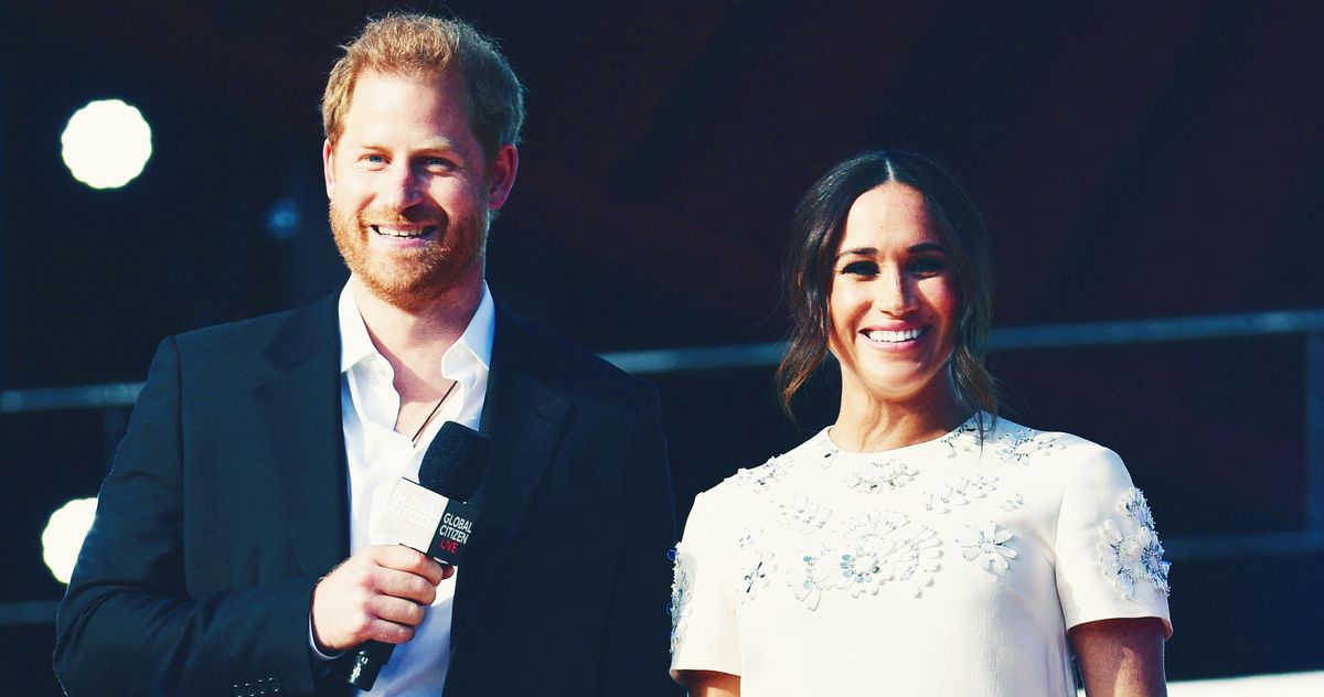 _stylemuseum's tweet photo. Happy Holidays From Prince Harry’s Knee https://t.co/amUiLfdQJS https://t.co/NFKefRn7aH
