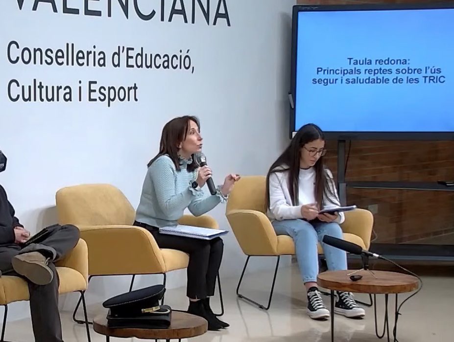 Elcammar's tweet photo. Gracias @UNICEFComVal Elena y Marlene por el maravilloso informe TRIC. Gracias @aonmonica5, Alex, Dani, Raquel, Reis… por esta jornada! #ciberseguridad para menores! Remando en la misma dirección @iespuzol @GVAeducacio @GVAinclusio https://t.co/W0Wsf4DfYk