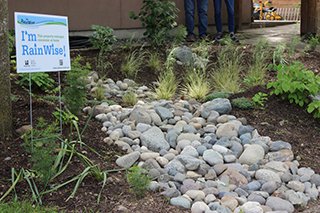 SeattleSPU's tweet photo. Big roof, BIG drains. The Beth Shalom Congregation now uses their large #synagogue roof as a #rainwater collector. Thanks to rebates from our Rainwise Seattle program, their roof is keeping 50,000 gallons of #stormwater out of the sewer system each year! #ShapeOurWater https://t.co/Y34vB4b1pA
