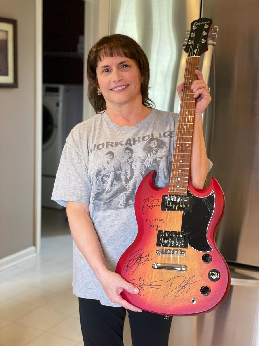 JenaMarieRD's tweet photo. It’s been a tough week for my mom, but receiving this guitar signed by @gretavanfleet was a bright spot for sure! 
Thanks to @prestonandsteveshow @933WMMR for hosting the giveaway and @keepcalm_karion winning for mom! 🥳🎸🤘🏼 https://t.co/2n0r1XJq6E