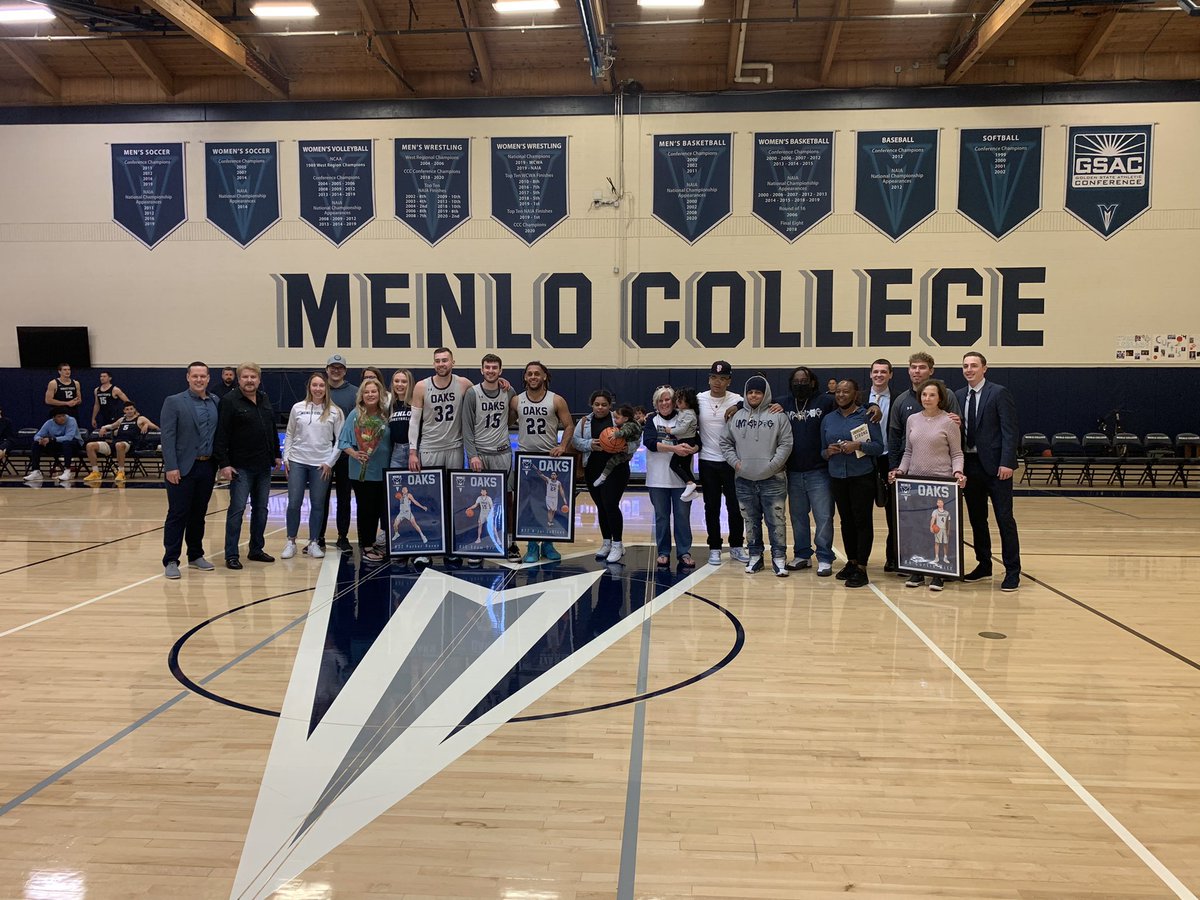 MenloAthletics's tweet photo. Congratulations to the 4 seniors on @MenloMBB 

Thank you for your dedication and committment as an Oak! 

#GoOaks https://t.co/WNzJ0vXUFc