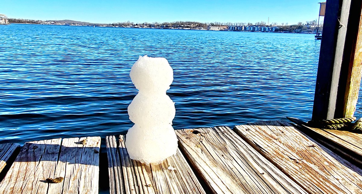 LilLakeLibrary's tweet photo. Quiet Saturday on the water. @FunLakeMO @VisitMO  #snow #lake @mssweetwater https://t.co/n3VhIdttJ4