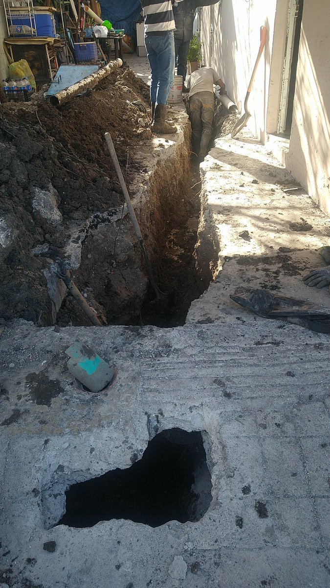 vmtzc's tweet photo. @AyD_ParaTi @info7mty  ya se tiene un mes con el drenaje tapado ya hicieron el reporte y nadie viene, el tubo que conecta con la calle está quebrado y ese nosotros no lo podemos reparar https://t.co/Hu7mbijkmd