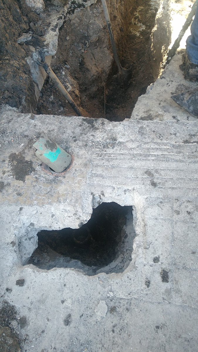 vmtzc's tweet photo. @AyD_ParaTi @info7mty  ya se tiene un mes con el drenaje tapado ya hicieron el reporte y nadie viene, el tubo que conecta con la calle está quebrado y ese nosotros no lo podemos reparar https://t.co/Hu7mbijkmd