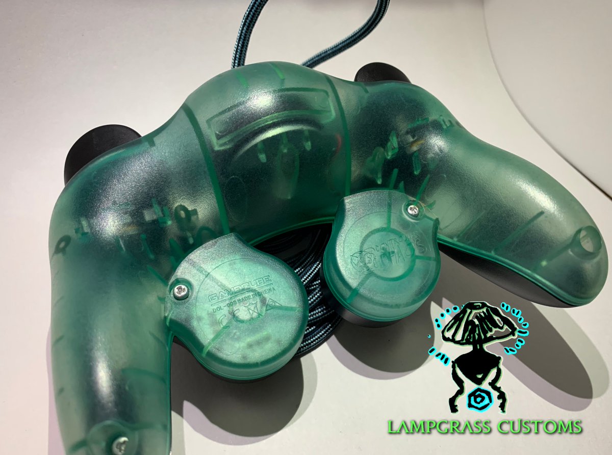 Lampgrass's tweet photo. 🪴CONTROLLER GIVEAWAY🪴

420 followers! 
Thank you for all the love!
~~~
To celebrate, I’m giving away a sick controller! 
~~~
All you need to do is follow me (@Lampgrass) and retweet!
~~~
Tag a friend! Winner will be chosen on 4/20/2022!

Controller Specs below! https://t.co/bblaMXVzek