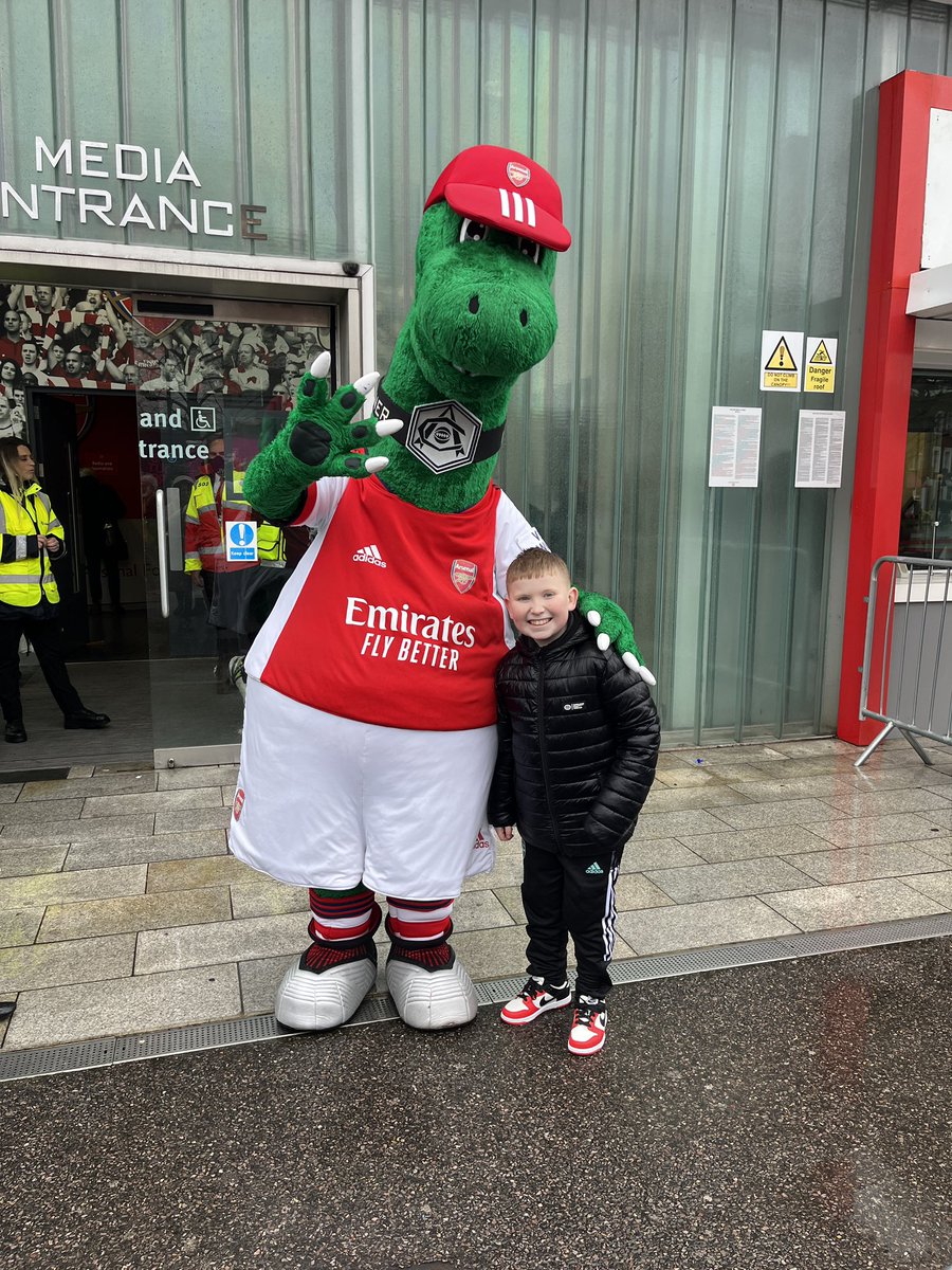 Jolilfred's tweet photo. Absolutely brilliant day today! Thank you to everyone who stopped to talk to Freddie was so lovely people hyping him up. Thank you @LacazetteAlex for the tickets and thank you @Arsenal for the win 😅❤️ https://t.co/um0GrWiLXM