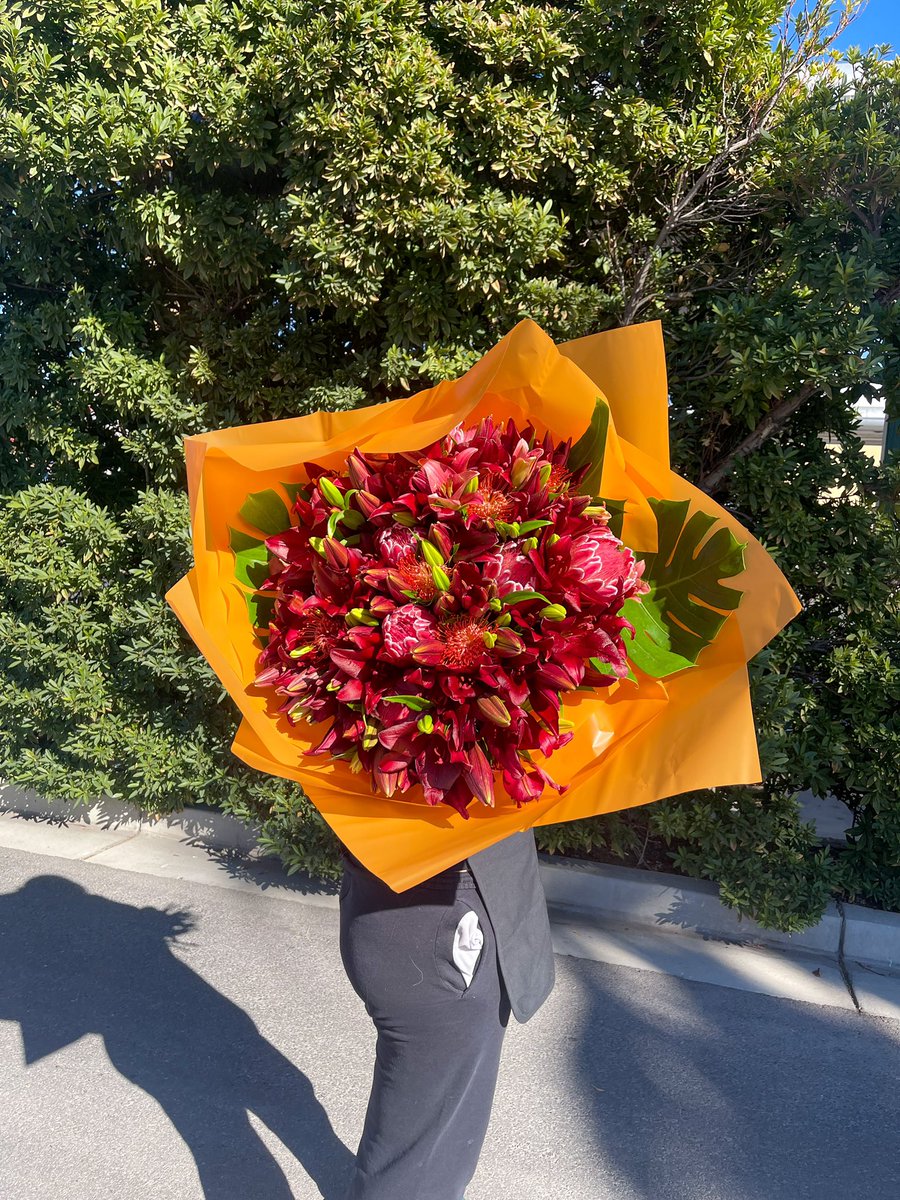 eileensfloral's tweet photo. buchona but make it ✨tropical✨ https://t.co/LwAlfBd1MV