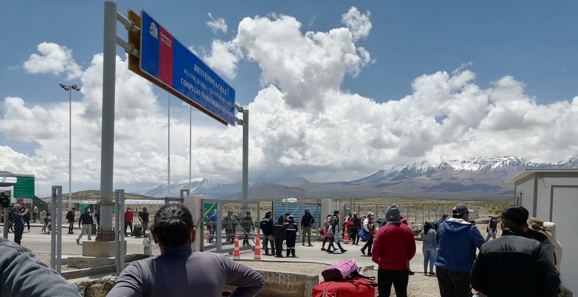 RJM_LAC's tweet photo. Hacemos un #LlamadoUrgente a autoridades chilenas @sebastianpinera @gabrielboric @totonia68
Familia venezolana con 2 hijos (8 años con síndrome de Down y bebé de 1 año) estaban pasando frontera Bolivia/Chile por Colchane. Fueron detenidos por Migración Chile
@CIDH @JoelHernandezG https://t.co/4AW2mQLrfa